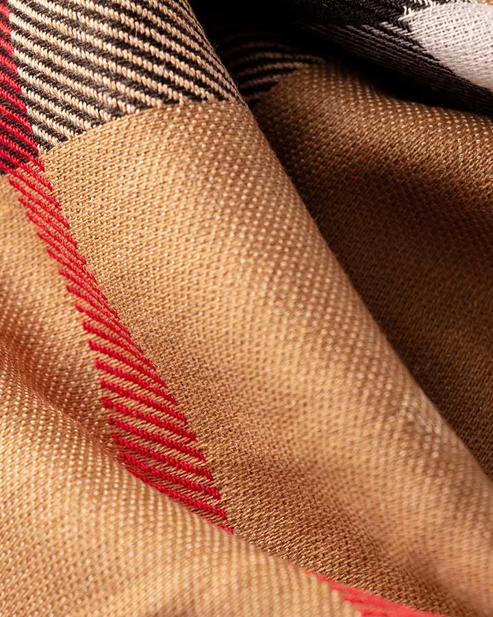 روسری نخی پاییزه طرح برند بربری - مدل 7207 نمای نردیک