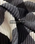 روسری نخی چهارفصل طرح برند بربری - مدل 7320 نمای نزدیک